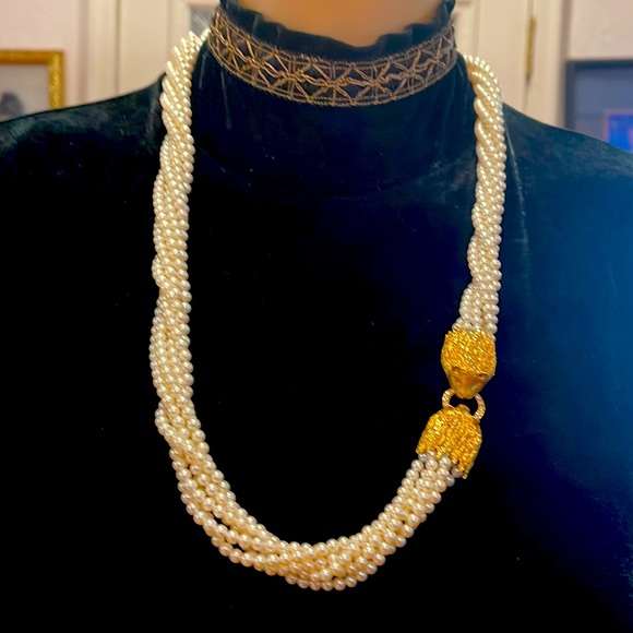 Genuine Pearl necklace with 18k lion heads clasp. Gorgeous! - Picture 3 of 17